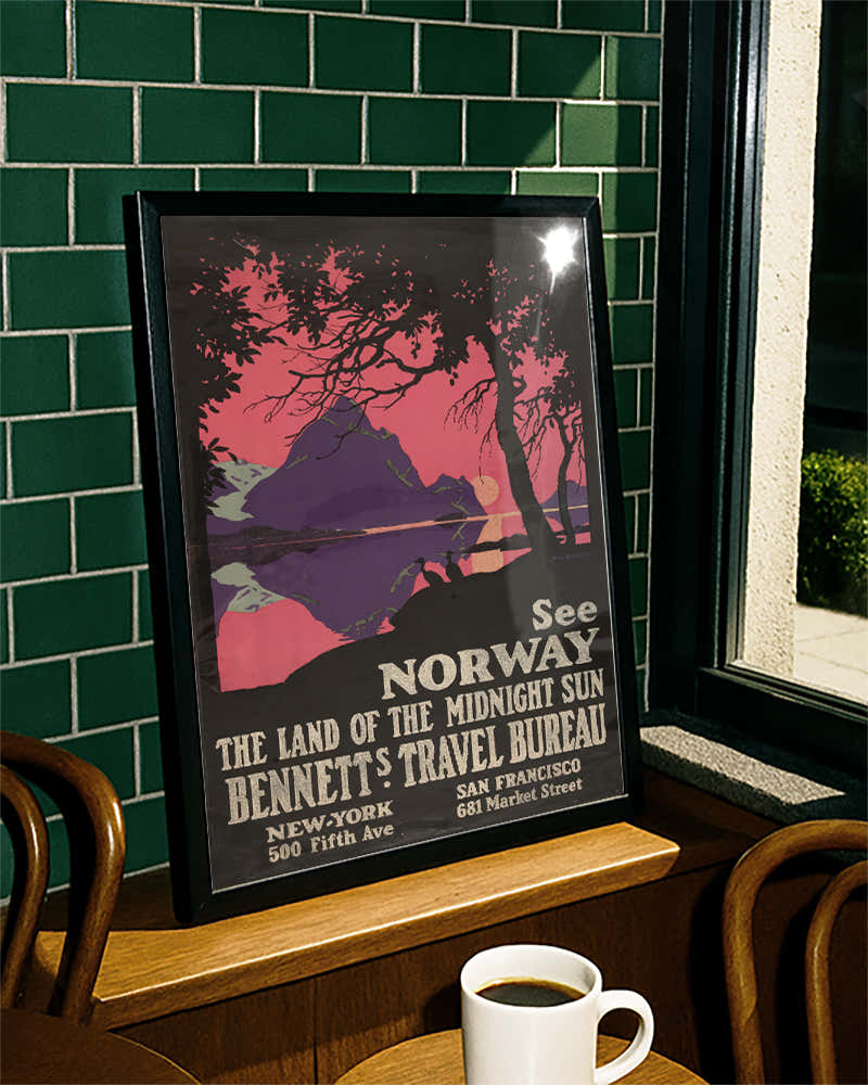 Vintage Norwegen Poster – Mitternachtssonne Fjord Poster – FineArt Wandbild, moderne Kunst & Fine Art Print von Spawnd, handgefertigt & Made in Germany