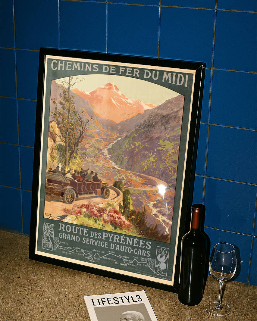 Vintage Pyrenäen Frankreich Poster mit Bergstraße – Route des Pyrenees Poster – FineArt Wandbild, moderne Kunst &amp; Fine Art Print von Spawnd, handgefertigt &amp; Made in Germany