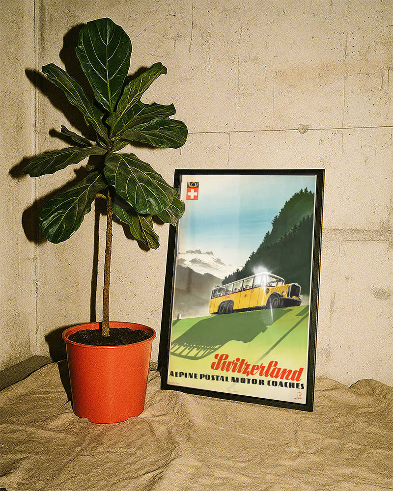 Vintage Schweiz Poster – Alpen Postbus Berglandschaft Wandbild Poster – FineArt Wandbild, moderne Kunst &amp; Fine Art Print von Spawnd, handgefertigt &amp; Made in Germany