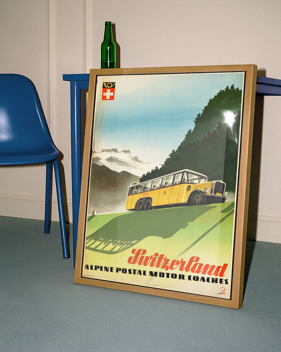 Vintage Schweiz Poster – Alpen Postbus Berglandschaft Wandbild Poster – FineArt Wandbild, moderne Kunst &amp; Fine Art Print von Spawnd, handgefertigt &amp; Made in Germany