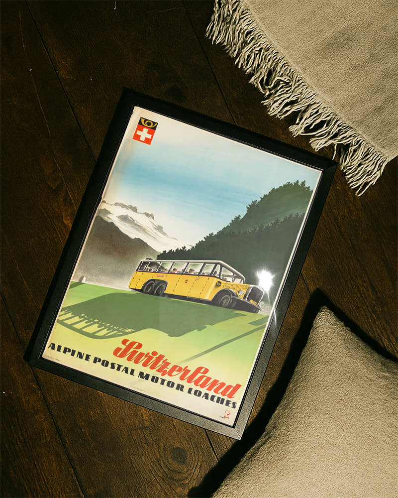 Vintage Schweiz Poster – Alpen Postbus Berglandschaft Wandbild Poster – FineArt Wandbild, moderne Kunst &amp; Fine Art Print von Spawnd, handgefertigt &amp; Made in Germany