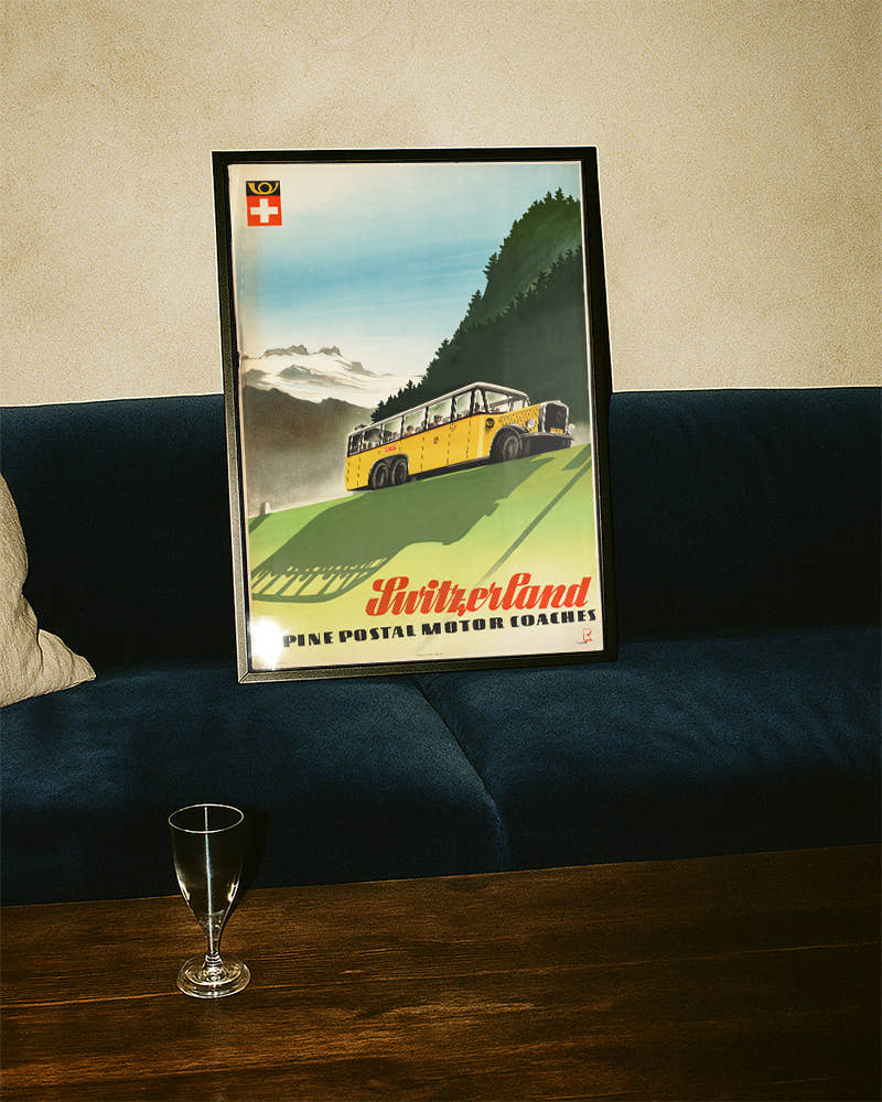 Vintage Schweiz Poster – Alpen Postbus Berglandschaft Wandbild Poster – FineArt Wandbild, moderne Kunst &amp; Fine Art Print von Spawnd, handgefertigt &amp; Made in Germany
