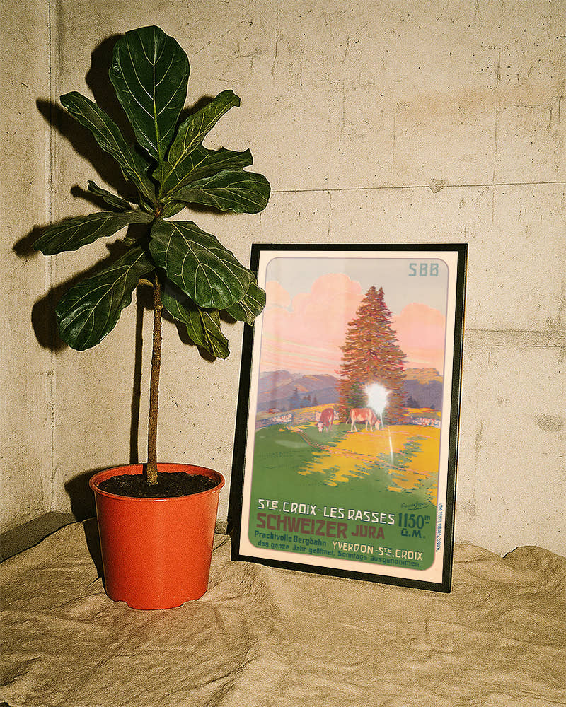 Vintage Schweiz Poster mit Jura Landschaft &amp; Kühen – Ste Croix Les Rasses Poster – FineArt Wandbild, moderne Kunst &amp; Fine Art Print von Spawnd, handgefertigt &amp; Made in Germany