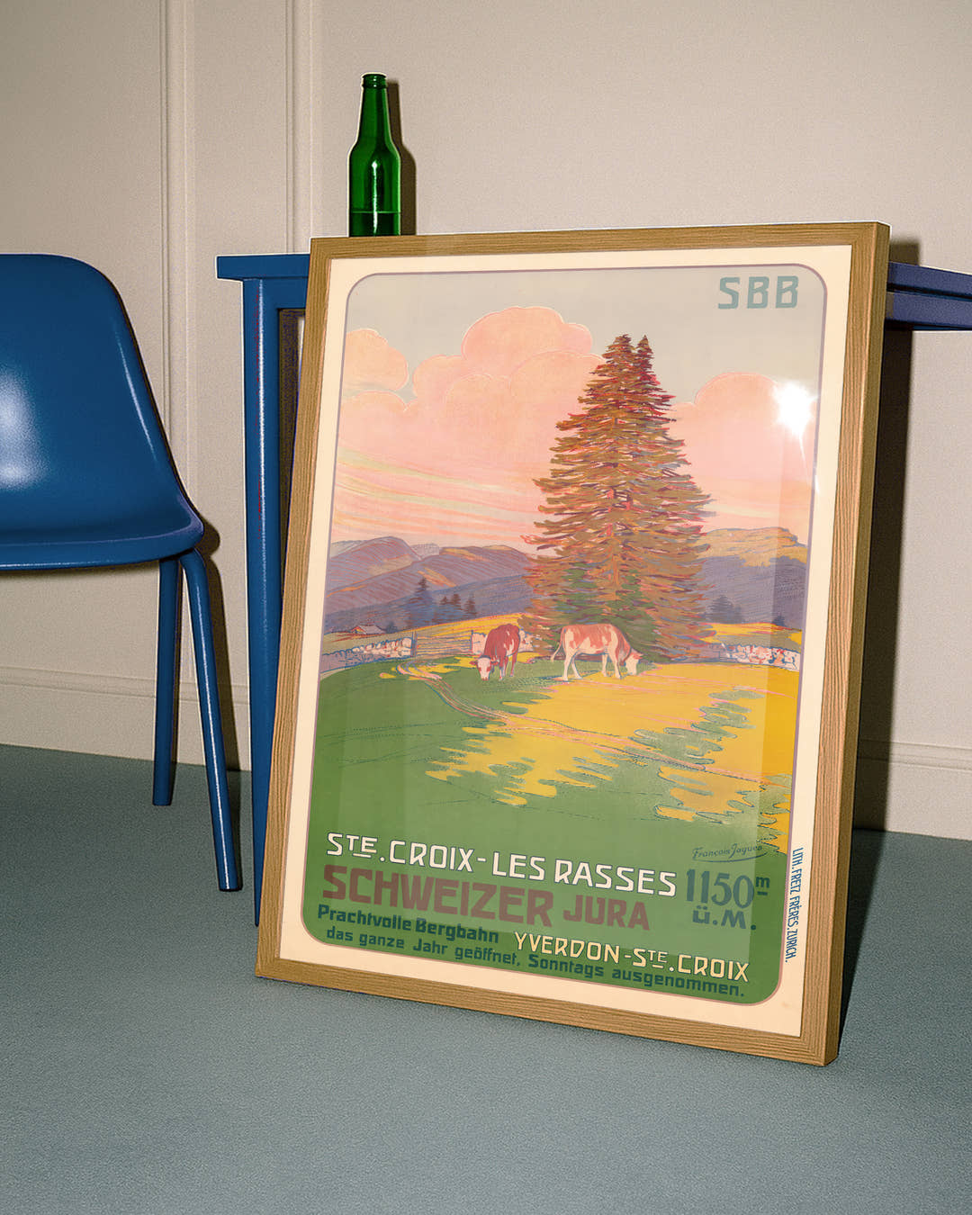 Vintage Schweiz Poster mit Jura Landschaft &amp; Kühen – Ste Croix Les Rasses Poster – FineArt Wandbild, moderne Kunst &amp; Fine Art Print von Spawnd, handgefertigt &amp; Made in Germany
