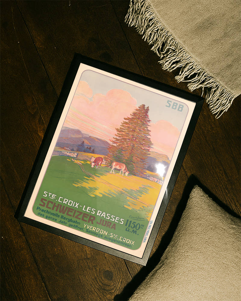 Vintage Schweiz Poster mit Jura Landschaft &amp; Kühen – Ste Croix Les Rasses Poster – FineArt Wandbild, moderne Kunst &amp; Fine Art Print von Spawnd, handgefertigt &amp; Made in Germany