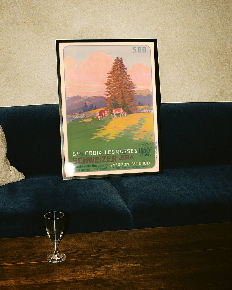 Vintage Schweiz Poster mit Jura Landschaft &amp; Kühen – Ste Croix Les Rasses Poster – FineArt Wandbild, moderne Kunst &amp; Fine Art Print von Spawnd, handgefertigt &amp; Made in Germany