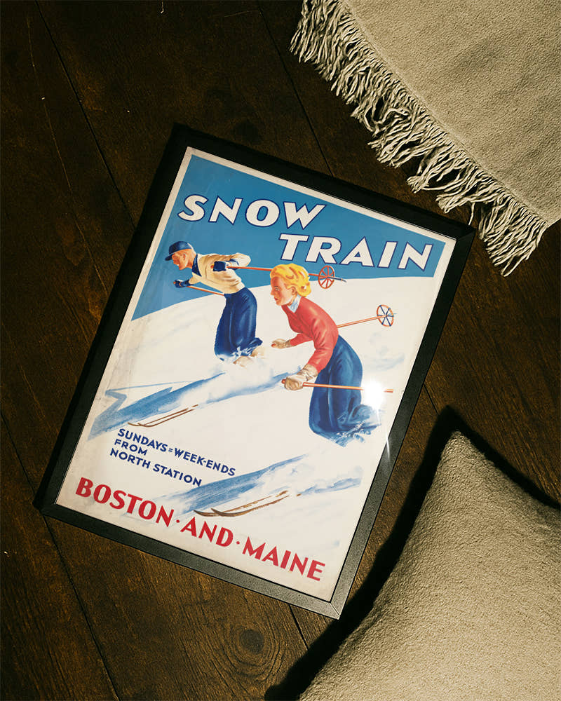 Titel: Vintage Ski Poster USA mit Snow Train – Boston and Maine Poster – FineArt Wandbild, moderne Kunst &amp; Fine Art Print von Spawnd, handgefertigt &amp; Made in Germany