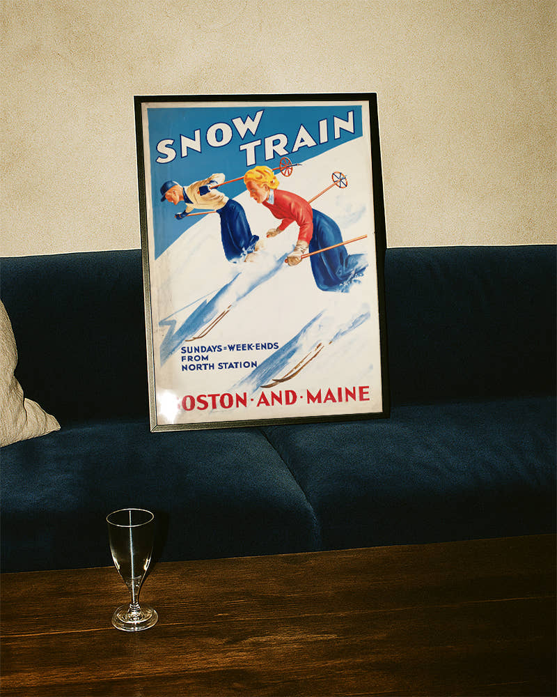 Titel: Vintage Ski Poster USA mit Snow Train – Boston and Maine Poster – FineArt Wandbild, moderne Kunst &amp; Fine Art Print von Spawnd, handgefertigt &amp; Made in Germany