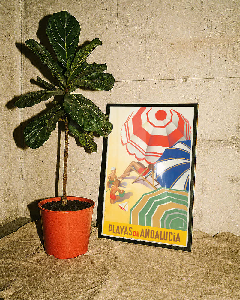 Vintage Spanien Strand Poster mit Sonnenschirm – Playas de Andalucía Poster – FineArt Wandbild, moderne Kunst & Fine Art Print von Spawnd, handgefertigt & Made in Germany