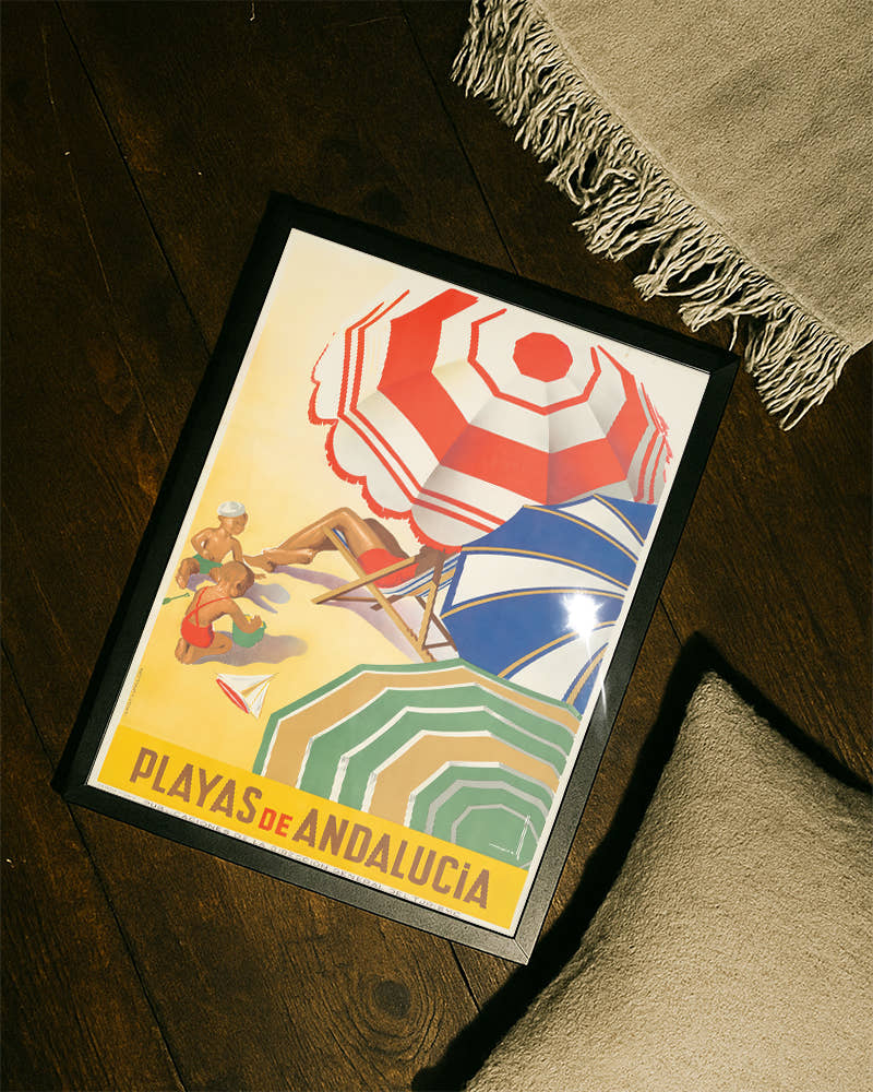 Vintage Spanien Strand Poster mit Sonnenschirm – Playas de Andalucía Poster – FineArt Wandbild, moderne Kunst &amp; Fine Art Print von Spawnd, handgefertigt &amp; Made in Germany