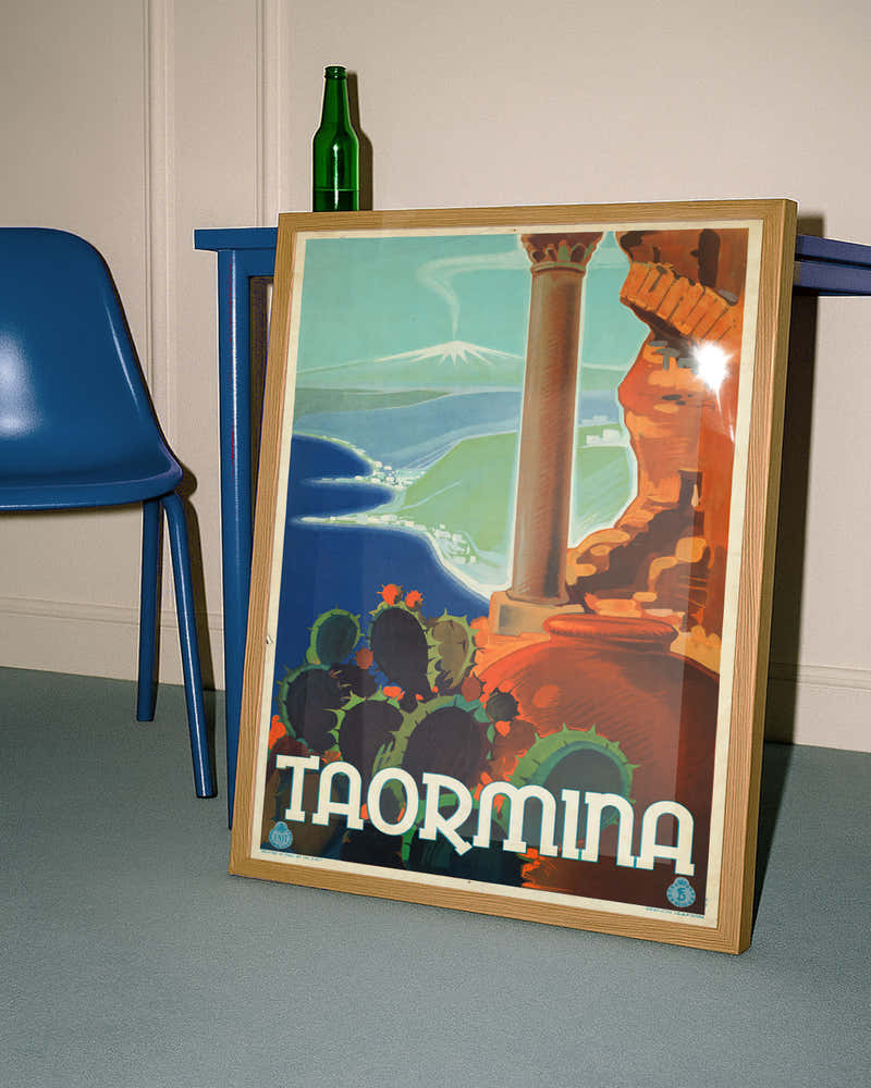Vintage Taormina Sizilien Poster – Italien Küstenlandschaft Wandbild Poster – FineArt Wandbild, moderne Kunst & Fine Art Print von Spawnd, handgefertigt & Made in Germany