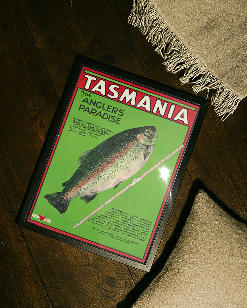 Vintage Tasmanien Angel Poster – Anglers Paradise Regenbogenforelle Poster – FineArt Wandbild, moderne Kunst &amp; Fine Art Print von Spawnd, handgefertigt &amp; Made in Germany