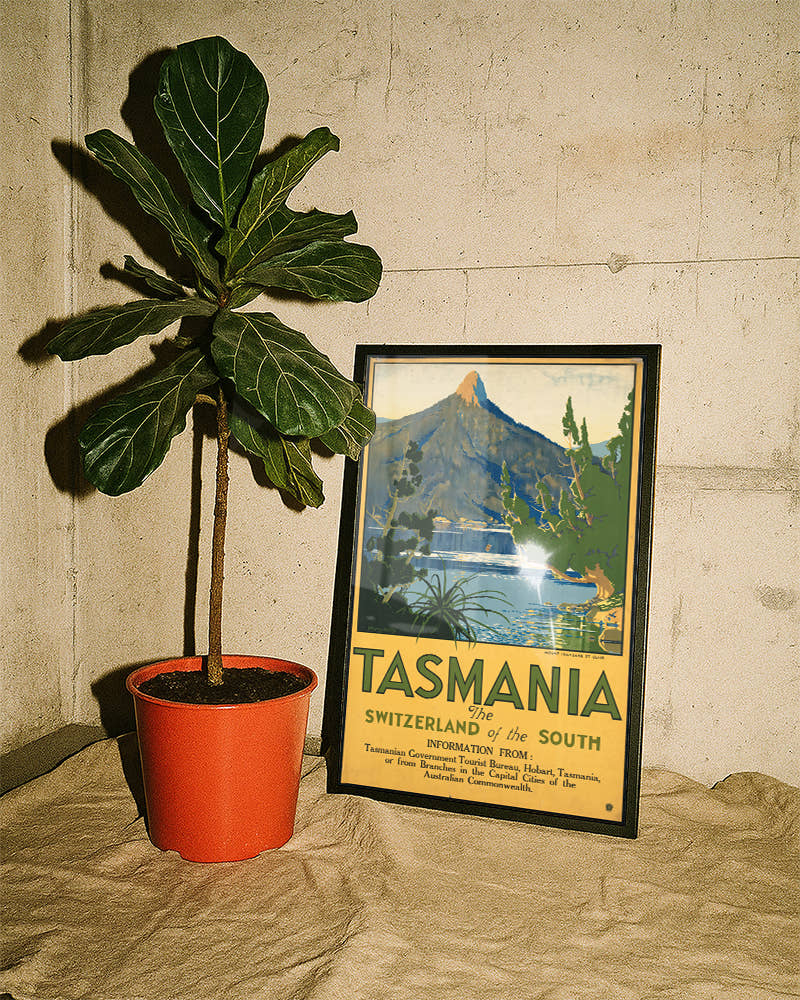 Vintage Tasmanien Poster – Mount Ida Lake St Clair Landschaft Poster – FineArt Wandbild, moderne Kunst &amp; Fine Art Print von Spawnd, handgefertigt &amp; Made in Germany