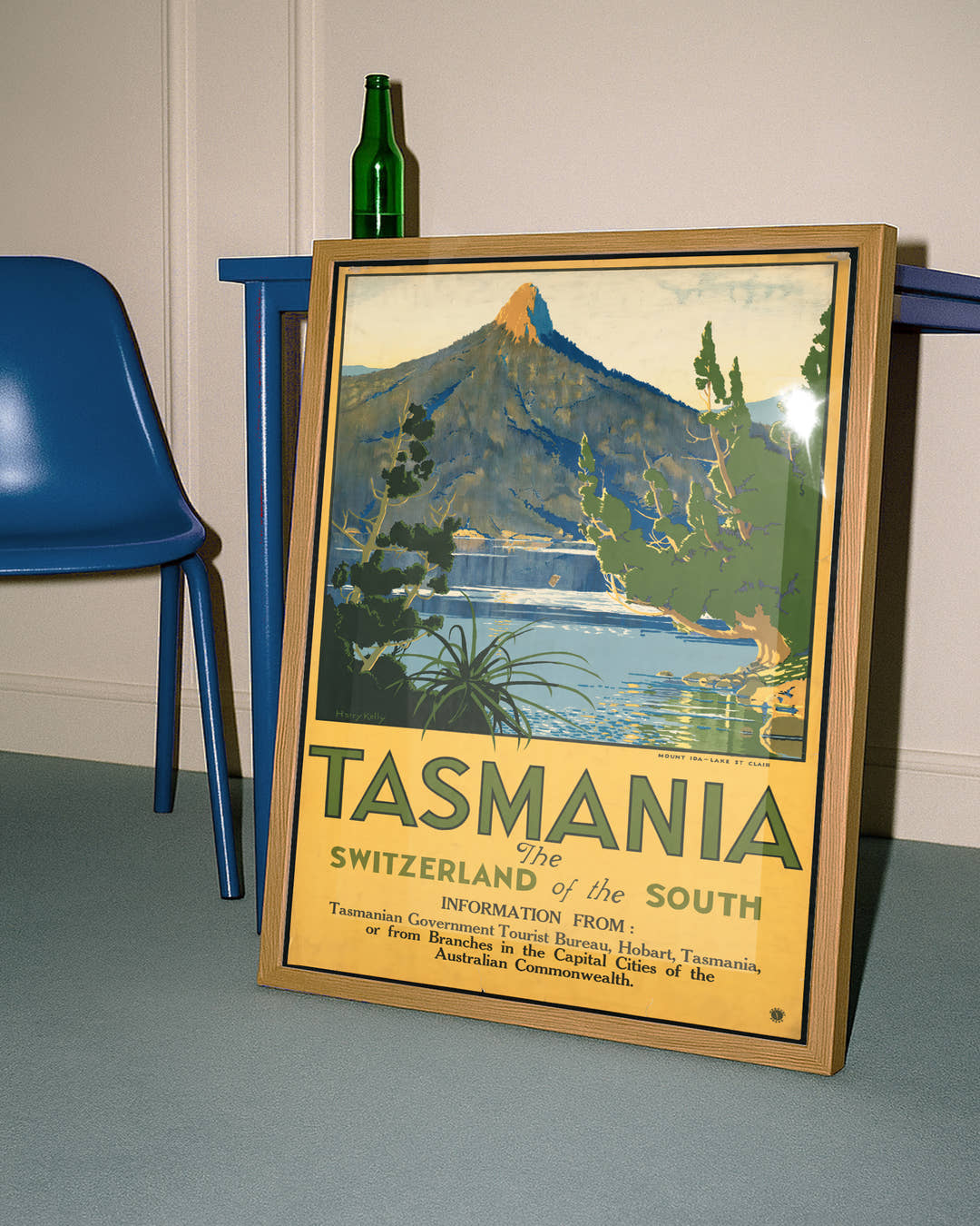 Vintage Tasmanien Poster – Mount Ida Lake St Clair Landschaft Poster – FineArt Wandbild, moderne Kunst &amp; Fine Art Print von Spawnd, handgefertigt &amp; Made in Germany
