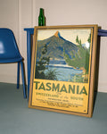 Vintage Tasmanien Poster – Mount Ida Lake St Clair Landschaft Poster – FineArt Wandbild, moderne Kunst & Fine Art Print von Spawnd, handgefertigt & Made in Germany
