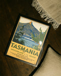 Vintage Tasmanien Poster – Mount Ida Lake St Clair Landschaft Poster – FineArt Wandbild, moderne Kunst & Fine Art Print von Spawnd, handgefertigt & Made in Germany