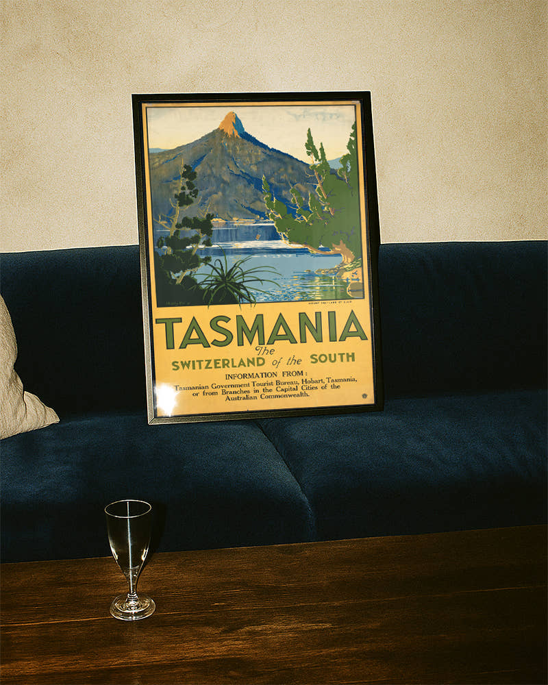 Vintage Tasmanien Poster – Mount Ida Lake St Clair Landschaft Poster – FineArt Wandbild, moderne Kunst &amp; Fine Art Print von Spawnd, handgefertigt &amp; Made in Germany