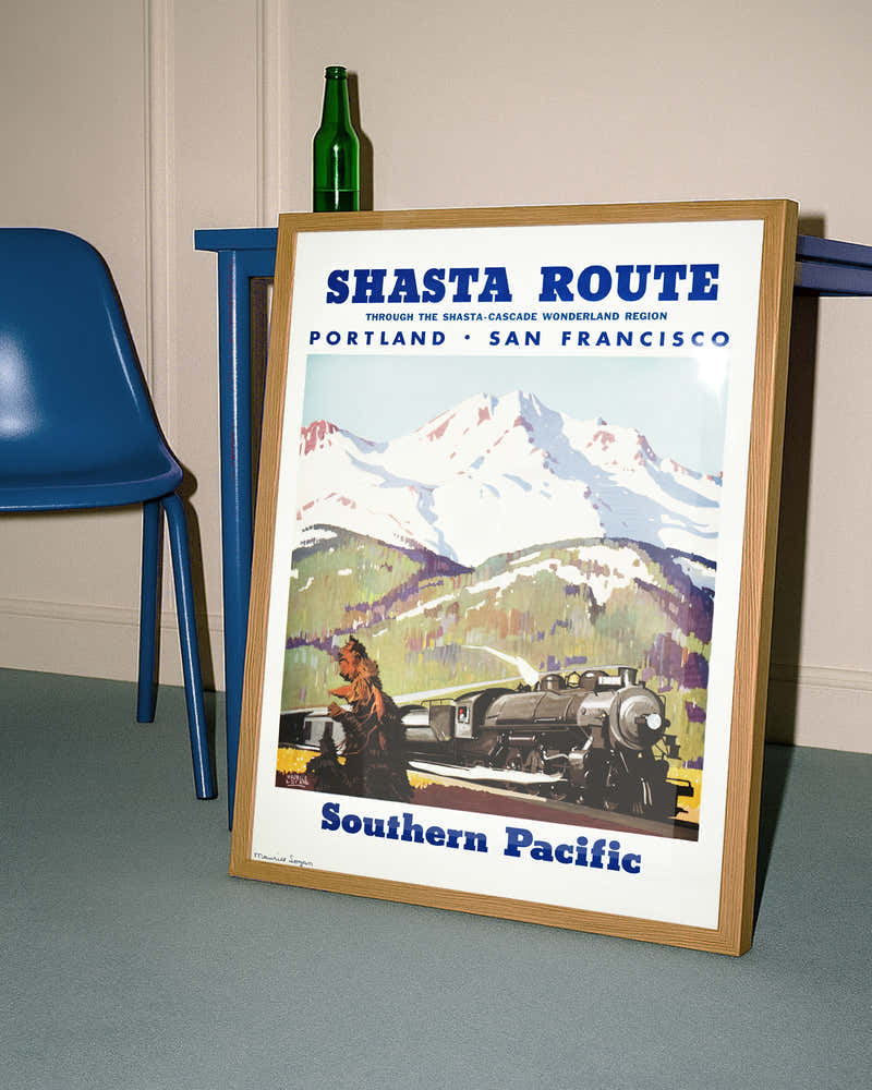 Vintage USA Eisenbahn Poster mit Mount Shasta & Dampflok – Shasta Route Southern Pacific Poster – FineArt Wandbild, moderne Kunst & Fine Art Print von Spawnd, handgefertigt & Made in Germany