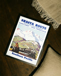 Vintage USA Eisenbahn Poster mit Mount Shasta & Dampflok – Shasta Route Southern Pacific Poster – FineArt Wandbild, moderne Kunst & Fine Art Print von Spawnd, handgefertigt & Made in Germany
