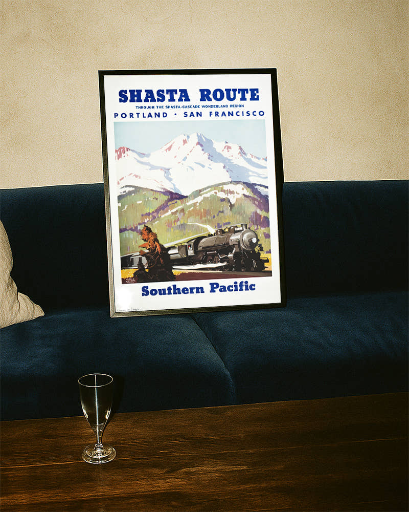 Vintage USA Eisenbahn Poster mit Mount Shasta &amp; Dampflok – Shasta Route Southern Pacific Poster – FineArt Wandbild, moderne Kunst &amp; Fine Art Print von Spawnd, handgefertigt &amp; Made in Germany
