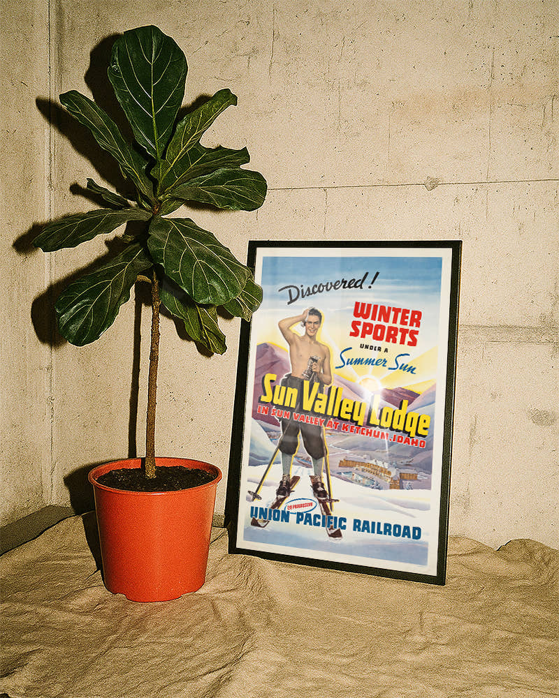 Titel: Vintage USA Eislauf Poster – Sun Valley Skating Poster – FineArt Wandbild, moderne Kunst &amp; Fine Art Print von Spawnd, handgefertigt &amp; Made in Germany