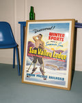 Titel: Vintage USA Eislauf Poster – Sun Valley Skating Poster – FineArt Wandbild, moderne Kunst & Fine Art Print von Spawnd, handgefertigt & Made in Germany