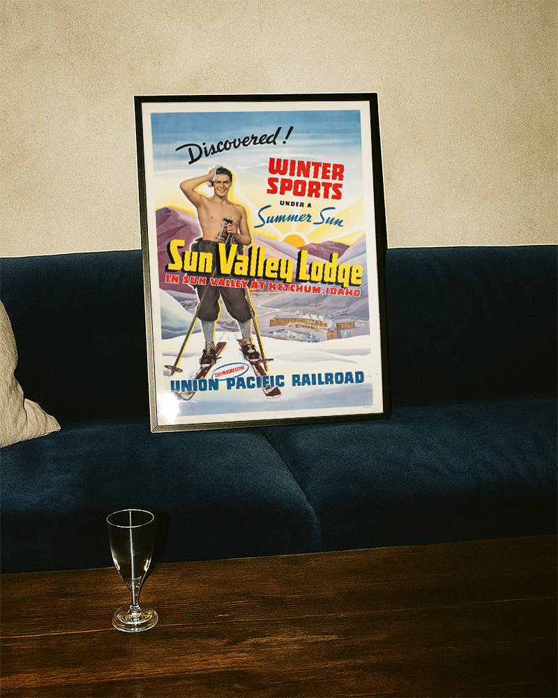 Titel: Vintage USA Eislauf Poster – Sun Valley Skating Poster – FineArt Wandbild, moderne Kunst &amp; Fine Art Print von Spawnd, handgefertigt &amp; Made in Germany