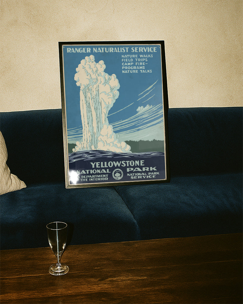Vintage Yellowstone Nationalpark Poster – Wyoming USA Poster – FineArt Wandbild, moderne Kunst & Fine Art Print von Spawnd, handgefertigt & Made in Germany